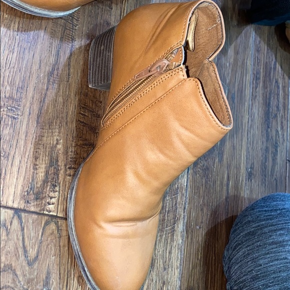 Tan boots - Picture 2 of 2